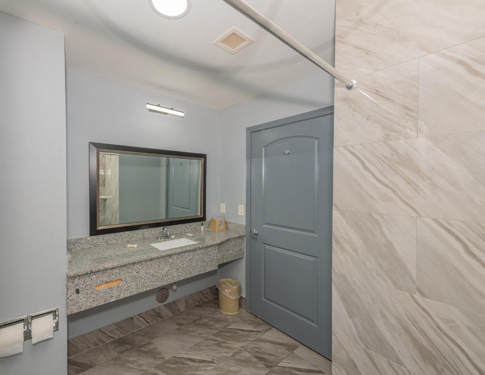 Jamestown Inn & Suites Riverdale Bagian luar foto