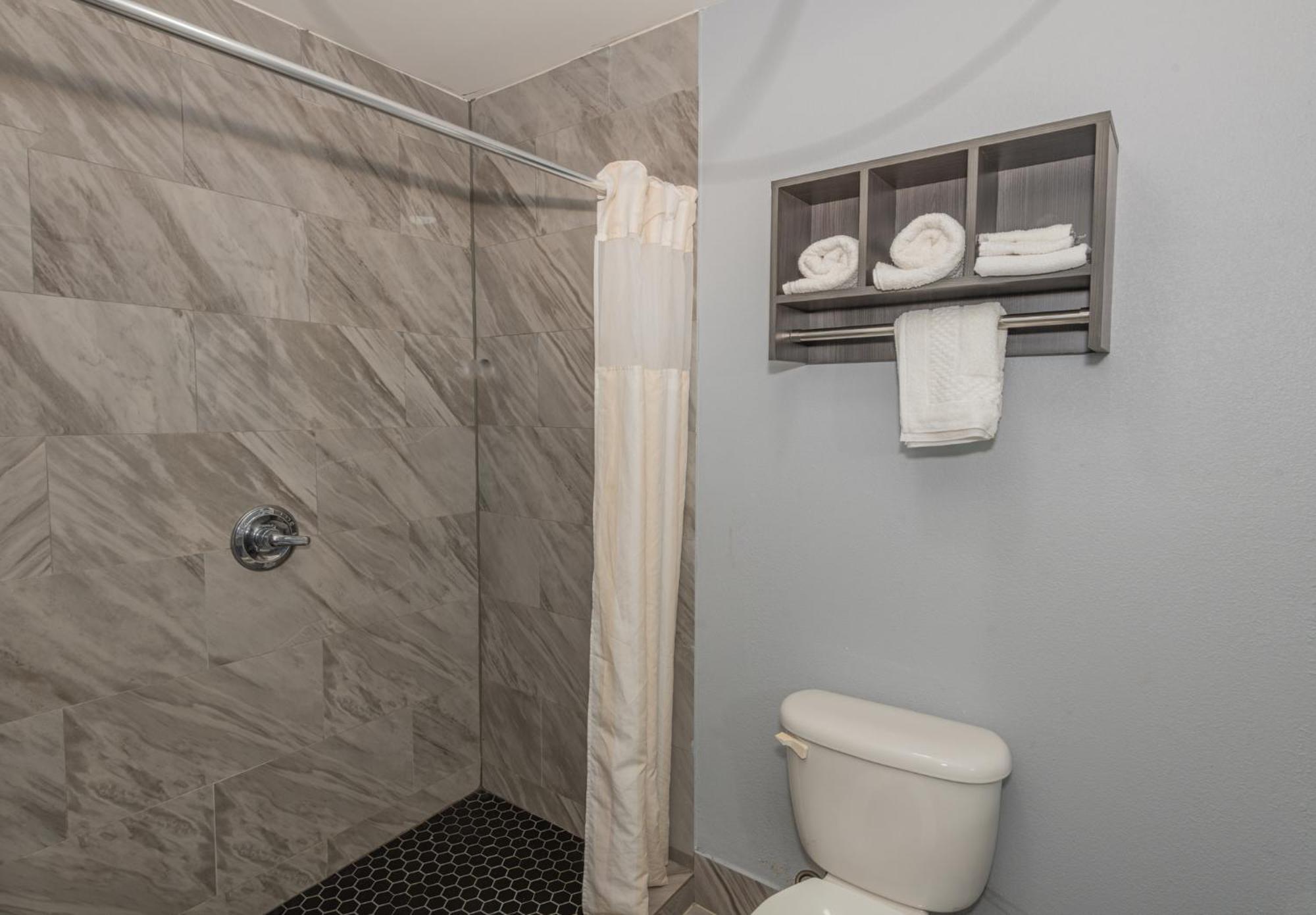 Jamestown Inn & Suites Riverdale Bagian luar foto