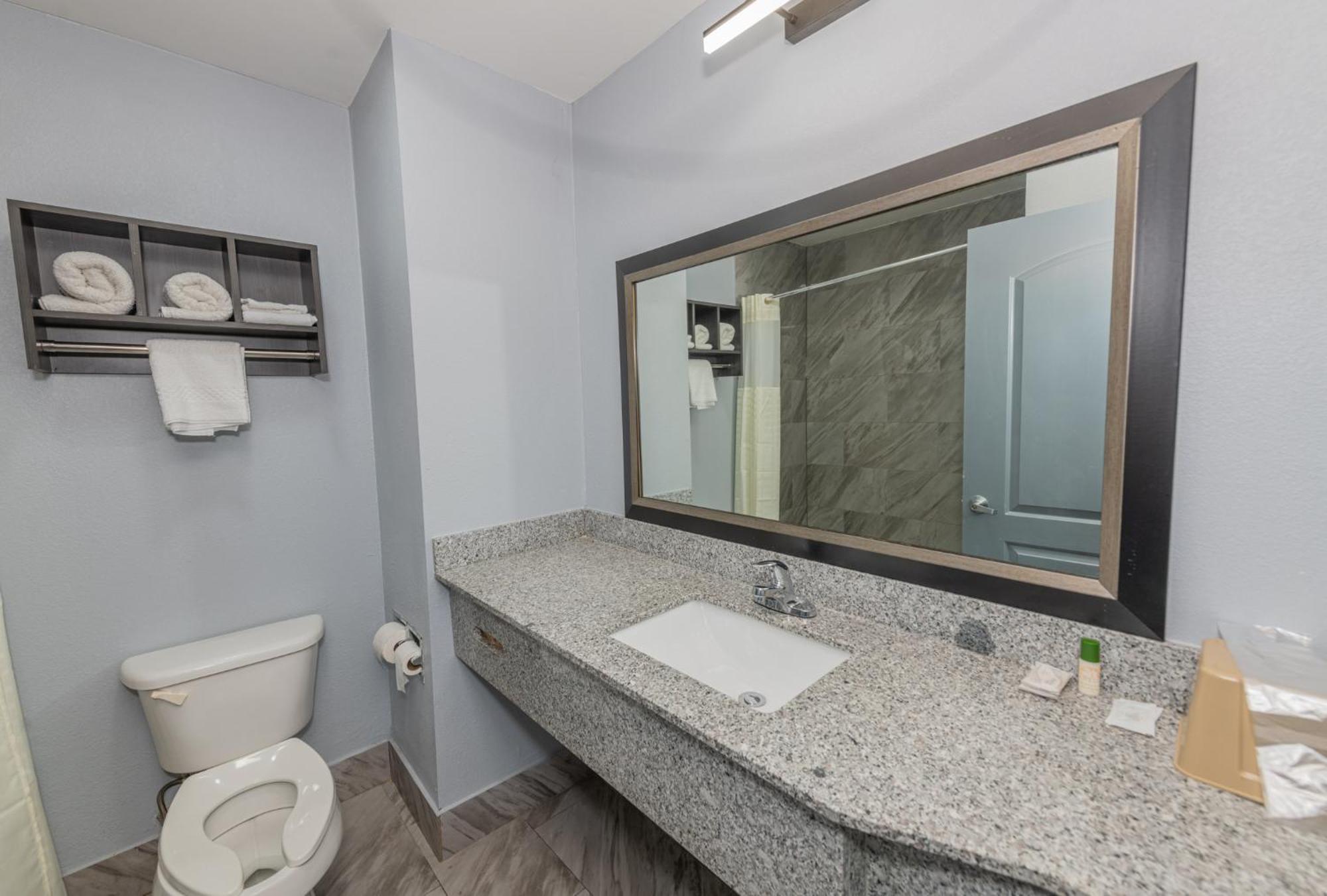 Jamestown Inn & Suites Riverdale Bagian luar foto